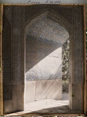 Image représentant La Madreseh Mader-i-Chah, école coranique dite "de la mère du Chah" (1714), couloir d'entrée