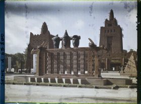 Image représentant L'Exposition Coloniale Internationale de 1931, le pavillon de l'AOF (Afrique occidentale française) et la fontaine des totems