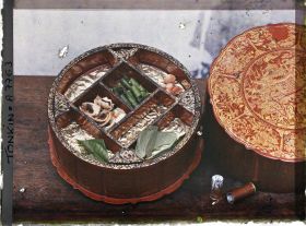 Image représentant Une boîte à bétel ouvragée, présentée ouverte