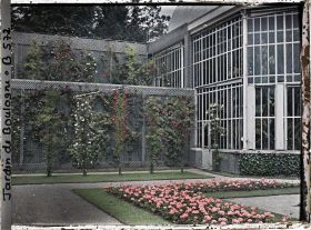 Image représentant Parterre nord-ouest du jardin français, situé près de la serre et du verger-roseraie