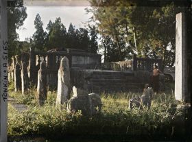 Image représentant La sépulture mandarinale (tumulus de forme polygonale), précédée de statues de pierre