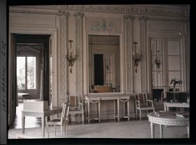 Image représentant Partie ouest du salon d'honneur de la villa Kahn, dite villa Zamir, avec secrétaire et piano