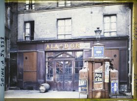 Image représentant Enseigne "A la Grappe d'Or" au n° 37 rue des Lombards