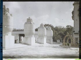 Image représentant L'exposition des arts décoratifs, grandes urnes devant le pavillon de la Manufacture de Sèvres
