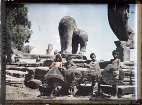 Image représentant Des enfants portant des nasses de pêche