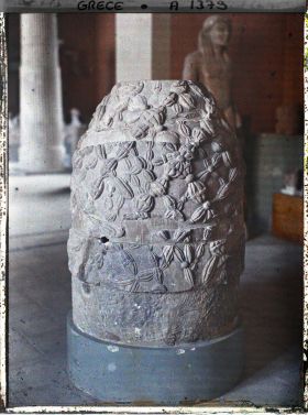 Image représentant Le musée L'Omphalos en marbre provenant du Temple d'Apollon (pierre fétiche symbolisant le centre du monde auprès de laquelle la Pythie rendait ses oracles)