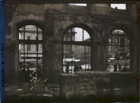 Image représentant France, Reims, La Place Royale, au travers des ruines