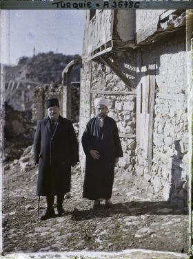 Image représentant Le Gouverneur Adil Bey et le Mufti Arie Eeendi