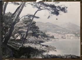Image représentant Débarcadère et cabanon sur le sentier du littoral, vus en direction de Carnolès et Menton