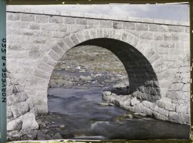 Image représentant Pont de pierre de la voix ferrée?