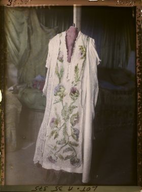 Image représentant France, Figeac, Musée rétrospectif Robe tissée par des enfants