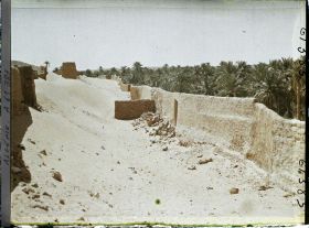 Image représentant Constructions protégeant l'oasis de l'ensablement