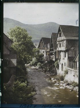 Image représentant France, Kaysersberg, Les bords de la Veiss vers l'aval pris du Pont