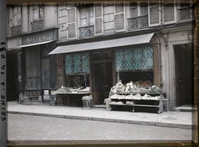 Image représentant Alimentation et vitrines d'un magasin protégées contre les bombardements au 16 rue d'Angoulême, actuelle rue Jean-Pierre-Timbaud
