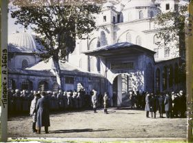 Image représentant Entrée de la Fatih Camii ("mosquée du Conquérant") le jour de l'investiture du Calife