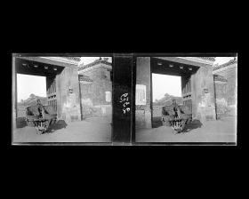 Image représentant Un homme pousse une brouette (dulunche) servant au transport du charbon sous l'un des trois passage de la porte située à l'extrémité nord de Beichizi ("section Nord des Douves")