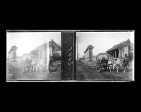 Image représentant Des personnes transportées sur une charrette attelée à un âne peut-être sur Xihuangchenggen ("[rue] le Long de l'Enceinte de la Ville Impériale, tronçon ouest")