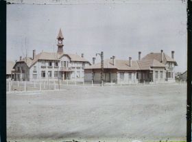 Image représentant France, Tergnier, Cité des Chemineaux. L'Ecole et la Pharmacie vues de la Grand'Place de France