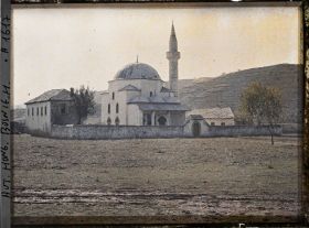 Image représentant L'ensemble de la mosquée de Buna, à droite l'école, à gauche les maisons où sont les femmes