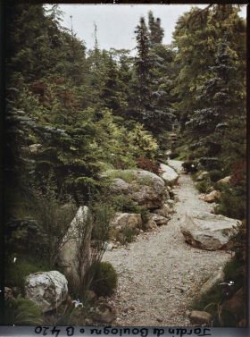 Image représentant Chemin du " village japonais " longeant le jardin français en direction du jardin anglais
