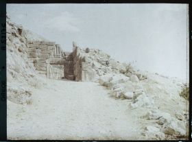 Image représentant Vers la Porte des Lionnes (porte principale de l'Acropole, au nord-ouest)