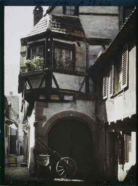 Image représentant France, Kaysersberg, Vieille Maison près de l'Eglise