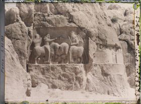 Image représentant Bas-relief sassanide représentant l'investiture d'Ardashir 1er par le dieu Ahura Mazda