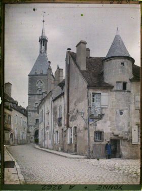 Image représentant La tour de l'Horloge, vue prise depuis la rue Bocquillot et la rue saint-Lazare, avec la maison des sires de Domecy