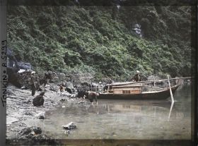 Image représentant Une embarcation et ses occupants au pied du rocher de la " Grotte des Merveilles "