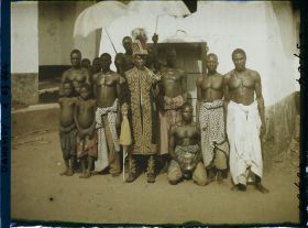 Image représentant Le roi Tôli fumant la pipe et ses dignitaires