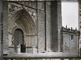 Image représentant Espagne, Avila, La Porte de la Cathédrale et les murs du Cloître