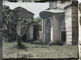 Image représentant Cimetière de la Muradiye Camii (mosquée de Murat II), abritant onze mausolées de la famille impériale ottomane