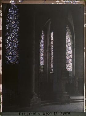 Image représentant Vitraux de la partie sud du déambulatoire et chapelle dite " des confesseurs " ou de saint Nicolas dans la cathédrale Notre-Dame