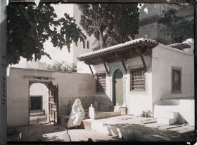 Image représentant Mosquée-zaouia de Sidi Abd Er Rahmane, la cour de la koubba renfermant la tombe d'Ahmed, dernier bey de Constantine