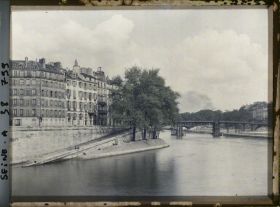 Image représentant La passerelle en bois remplaçant provisoirement le pont de la Tournelle en reconstruction, depuis le pont de l'Archevêché