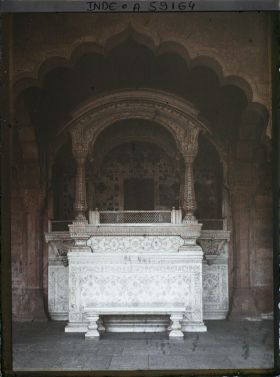 Image représentant Loge du trône impérial de la salle des audiences publiques (Diwan-i-Am) dans le fort Rouge (Lal Qila)