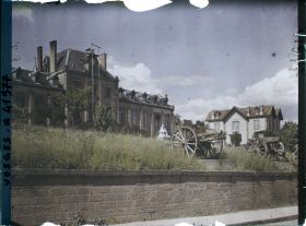 Image représentant Deux canons devant l'hôpital