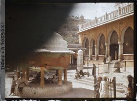 Image représentant Dans la troisième cour du dargâh Sharif, une fontaine aux ablutions et, à droite la salle Mehfil Khana