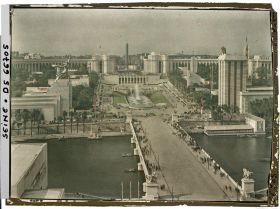 Image représentant L'Exposition internationale, les pavillons de l'URSS, de l'Allemagne et le Trocadéro vu du premier étage de la tour Eiffel