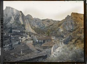 Image représentant La ville, au pied des falaises de grès