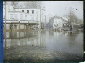 Image représentant Les rues du Port, des Abondances et la Grande rue (aujourd'hui avenue Jean-Baptiste-Clément) inondées, à l'emplacement de l'actuel rond-point Rhin et Danube