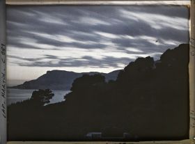 Image représentant Ligne arborée près de la villa Kahn, dite villa Zamir, se découpant à contre-jour vers Monaco