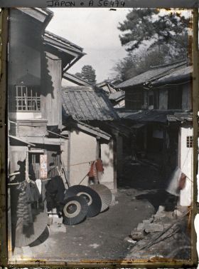 Image représentant Ombrelles dans une vieille rue