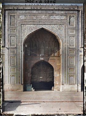 Image représentant Iwan central de la salle de prière de la mosquée de Wasir Khan, édifiée en 1634 par Shah Jahan