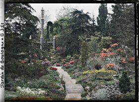 Image représentant Chemin du " sanctuaire japonais " menant au sôrintô, bordé de rocailles, arbres et bambous