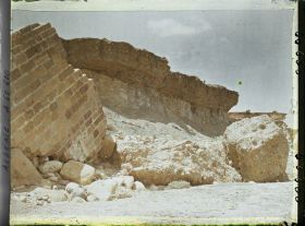 Image représentant Blocs de maçonnerie arrachés au barrage et berge ouest ravinée lors de la catastrophe de 1927