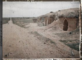 Image représentant Espagne, de Léon à Astorga, Les bodegas de Valverde, la route et, dans le fond, le Village de San Miguel del Camino.