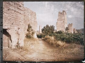 Image représentant Les ruines de l'enceinte de la ville de Mansoura