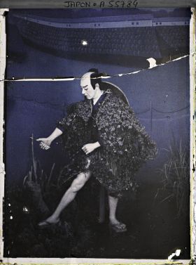 Image représentant jardin Horikiri : exposition de mannequins vêtus de fleurs, un mannequin masculin