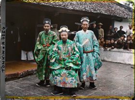 Image représentant Un mandarin militaire, un chef de province et un préfet en costume d'audience solennelle au Van-mieu, temple confucéen de la " Culture littéraire "
